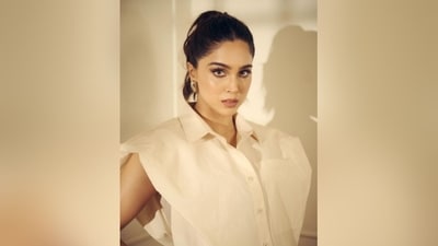 With the help of makeup artist, Sahithya Shetty, Sharvari got decked up in smokey eyeshadow, winged eyeliner, smughed kajal, darkened brows, dewy base, blushed cheeks, luminous highlighter and a shade of nude lipstick. (Instagram/@sharvari) With the help of makeup artist, Sahithya Shetty, Sharvari got decked up in smokey eyeshadow, winged eyeliner, smughed kajal, darkened brows, dewy base, blushed cheeks, luminous highlighter and a shade of nude lipstick. (Instagram/@sharvari)