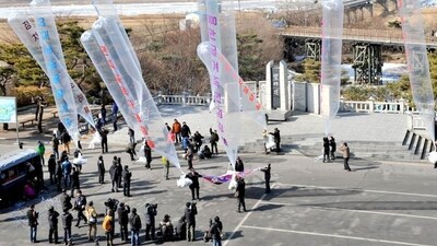 South Korean activists prepare to release balloons carrying anti North Korean leaflets at Imjingak peace park in Paju. AFP photo/Jung Yeon-Je South Korean activists prepare to release balloons carrying anti North Korean leaflets at Imjingak peace park in Paju. AFP photo/Jung Yeon-Je