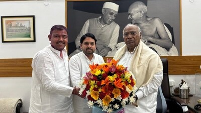 Congress president Mallikarjun Kharge with independent MP Vishal Patil (left). (X/Mallikarjun Kharge)