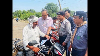 NR DRM SM Sharma interacting with public on International Level Crossing Awareness Day event. (HT)