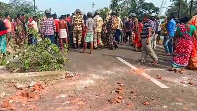 North 24 Pargana: Security personnel and locals during a clash at Sandeshkhali amid the seventh and last phase of the Lok Sabha elections, in North 24 Parganas district, Saturday, June 1, 2024. Widespread violence between supporters of the TMC and the BJP over alleged electoral malpractices in strife-torn Sandeshkhali marred the final phase of LS polls in West Bengal on Saturday, resulting in injuries to a number of people. (PTI Photo) (PTI06_01_2024_000568A) (PTI) North 24 Pargana: Security personnel and locals during a clash at Sandeshkhali amid the seventh and last phase of the Lok Sabha elections, in North 24 Parganas district, Saturday, June 1, 2024. Widespread violence between supporters of the TMC and the BJP over alleged electoral malpractices in strife-torn Sandeshkhali marred the final phase of LS polls in West Bengal on Saturday, resulting in injuries to a number of people. (PTI Photo) (PTI06_01_2024_000568A) (PTI)
