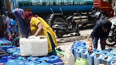 Residents fill empty containers from a water tanker at Kusumpur Pahari near Vasant Vihar ,in New Delhi. (Hindustan Times) Residents fill empty containers from a water tanker at Kusumpur Pahari near Vasant Vihar ,in New Delhi. (Hindustan Times)