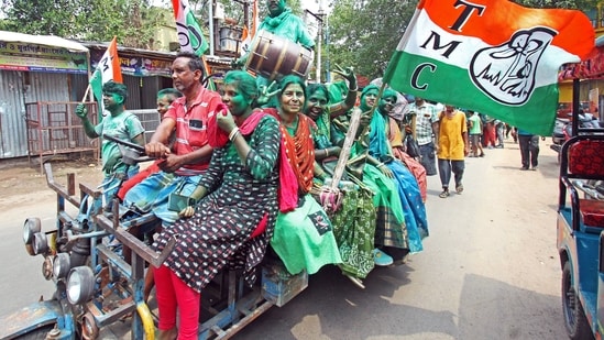 Birbhum, June 04 (ANI): TMC supporters smeared in colour celebrate the party's victory during the counting of Lok Sabha polls, at Bolpur in Birbhum district of West Bengal on Tuesday. (ANI Photo) (Maneka Das)