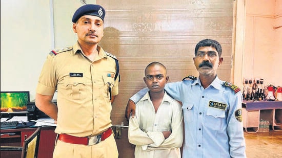 Arjun Kumar (middle) with his father Ganhori Das, who works as a security guard.