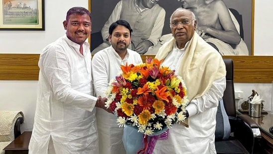 Congress President Mallikarjun Kharge with the newly-elected MP from Sangli Vishal Patil and others during a meeting. (PTI)