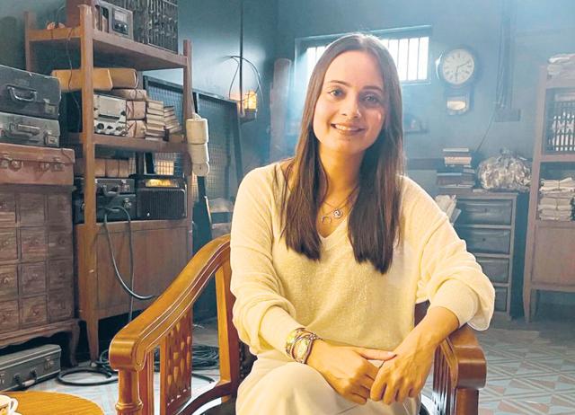 After Ae Watan Mere Watan released, people praised Ratna Dhanda for her realistic costumes. After Ae Watan Mere Watan released, people praised Ratna Dhanda for her realistic costumes.