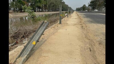 A crucial 16-km segment of the 28-km bypass, from Ferozepur Road to Doraha, has been without street lighting for the past decade. (HT Photo) A crucial 16-km segment of the 28-km bypass, from Ferozepur Road to Doraha, has been without street lighting for the past decade. (HT Photo)