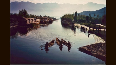 Dal Lake, Srinagar, Kashmir, in 1986. (Flickr Vision)
