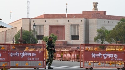 BSF jawan stand infront of Parliament (Hindustan Times) BSF jawan stand infront of Parliament (Hindustan Times)
