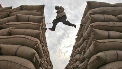 APMC market in Vashi attributed the price rise to lower rainfall and dry weather last year, which led to lower rice production. (HT File) APMC market in Vashi attributed the price rise to lower rainfall and dry weather last year, which led to lower rice production. (HT File)