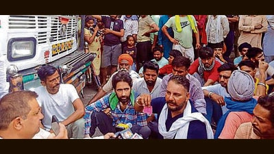 Vendors during a protest outside the New Vegetable Market in Ludhiana on Friday. (HT Photo)