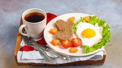 Starchy foods like bread can cause blood sugar spikes, while drinking tea on empty stomach can lead to bloating and indigestion. Here are foods that you must not have in breakfast as per Nutritionist Rashi Chowdhary. (Freepik) Starchy foods like bread can cause blood sugar spikes, while drinking tea on empty stomach can lead to bloating and indigestion. Here are foods that you must not have in breakfast as per Nutritionist Rashi Chowdhary. (Freepik)