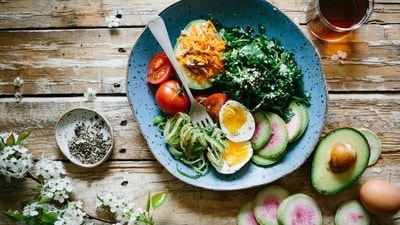 In order to prevent blood sugar spikes, feel full for longer and promote weight loss, it's important to start your day with a generous dose of protein, complex carbs, fibre, healthy fats and important vitamins and minerals. (Unsplash) In order to prevent blood sugar spikes, feel full for longer and promote weight loss, it's important to start your day with a generous dose of protein, complex carbs, fibre, healthy fats and important vitamins and minerals. (Unsplash)
