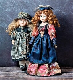 Vintage dolls wear retro dresses with lace and buttons (Shutterstock) Vintage dolls wear retro dresses with lace and buttons (Shutterstock)