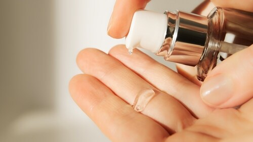 Use a good cleansing oil to remove the waterproof make-up after you are done (Shutterstock) Use a good cleansing oil to remove the waterproof make-up after you are done (Shutterstock)