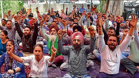 PSPCL employees protest at the Sunder Nagar division in Ludhiana on Friday. (Manish/HT)