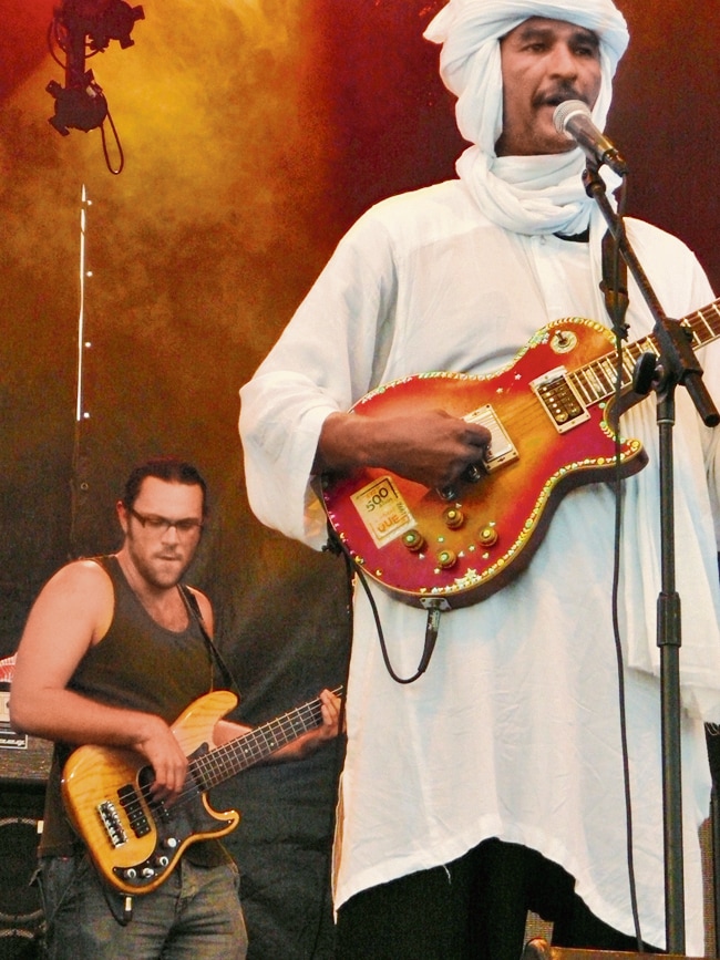 Niger’s Abdallah Oumbadougou (right), who is considered the godfather of tishoumaren. (Wikimedia Commons)