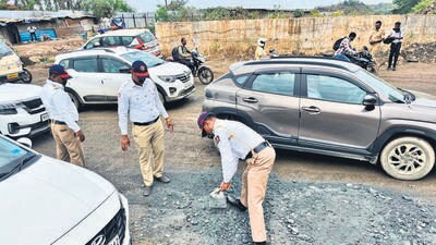 First showers for 10 minutes halt traffic for four hours on Mumbai-Ahm hwy First showers for 10 minutes halt traffic for four hours on Mumbai-Ahm hwy