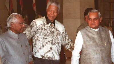 Former South African president Nelson Mandela is seen with KR Narayanan and AB Vajpayee after he received the Mahatma Gandhi Peace Prize. (HT files/Arvind Yadav)