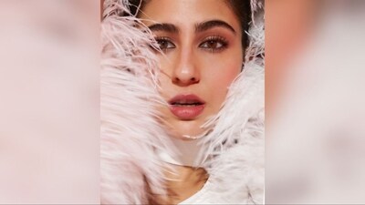 With the help of makeup artist Riviera Lynn, Sara got decked up in pink eyeshadow, smudged eyeliner, mascara-coated lashes, kohl-lined eyes, blushed cheeks, contoured cheekbones, glowing highlighter, and a shade of glossy pink lipstick. (Instagram/@saraalikhan95) With the help of makeup artist Riviera Lynn, Sara got decked up in pink eyeshadow, smudged eyeliner, mascara-coated lashes, kohl-lined eyes, blushed cheeks, contoured cheekbones, glowing highlighter, and a shade of glossy pink lipstick. (Instagram/@saraalikhan95)