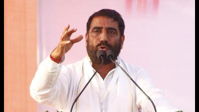 Addressing the Congress workers in Badhra and Charkhi Dadri, Congress candidate from Bhiwani-Mahendergarh parliamentary seat Rao Dan Singh thanked the workers for ensuring his lead from both assembly segments. (HT File)