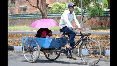 Amid the cloud cover, the maximum temperature dipped from 40.2°C on Friday to 39.8°C on Saturday, still one degree above normal. (Ravi Kumar/HT)
