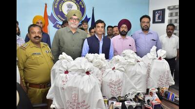 Customs officials showing the seized contraband at the Attari border in April 2022. (Sameer Sehgal/HT)