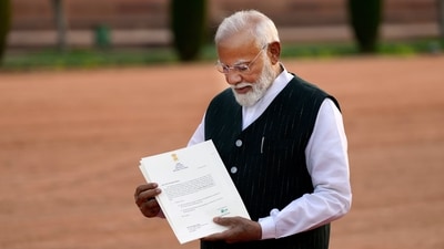 Indian Prime Minister Narendra Modi displays a letter from the President of India, Draupadi Murmu, inviting him to form the next central government, outside the Rashtrapati Bhavan in New Delhi on June 7, 2024. (AP) Indian Prime Minister Narendra Modi displays a letter from the President of India, Draupadi Murmu, inviting him to form the next central government, outside the Rashtrapati Bhavan in New Delhi on June 7, 2024. (AP)