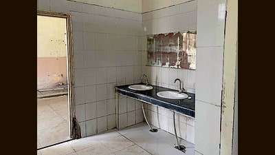 No provision of light and deplorable condition of mirrors at Meritorious School hostel washrooms in Ludhiana. (HT Photo)
