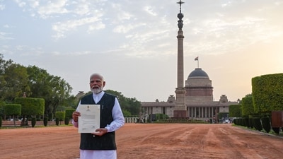 Narendra Modi shows the media a letter that he received from President Droupadi Murmu inviting him to form a new government (Hindustan Times) Narendra Modi shows the media a letter that he received from President Droupadi Murmu inviting him to form a new government (Hindustan Times)