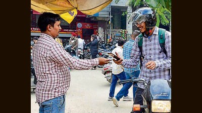 Residents allege that they are being overcharged at the parking lots in Ludhiana. (Manish/HT) Residents allege that they are being overcharged at the parking lots in Ludhiana. (Manish/HT)