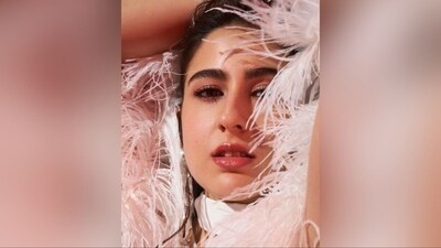 Assisted by hair stylist Sanky Evrus, Sara styled her luscious tresses into soft curls and tied them into a half-updo hairstyle, leaving a section of her hair open to cascade beautifully down her shoulders. (Instagram/@saraalikhan95) Assisted by hair stylist Sanky Evrus, Sara styled her luscious tresses into soft curls and tied them into a half-updo hairstyle, leaving a section of her hair open to cascade beautifully down her shoulders. (Instagram/@saraalikhan95)
