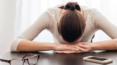 5. Weakness or numbness: Tumours exerting pressure on specific areas of the brain or spinal cord can lead to focal neurological deficits, such as weakness, numbness, or tingling in one or more limbs. (Shutterstock) 5. Weakness or numbness: Tumours exerting pressure on specific areas of the brain or spinal cord can lead to focal neurological deficits, such as weakness, numbness, or tingling in one or more limbs. (Shutterstock)
