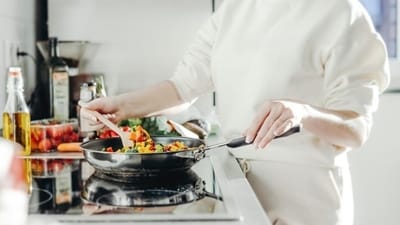 "In open lid cooking, food takes a longer time to get cooked and exposure to air accelerates nutrient loss..." says ICMR (Freepik) "In open lid cooking, food takes a longer time to get cooked and exposure to air accelerates nutrient loss..." says ICMR (Freepik)
