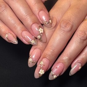 Opt for shorter nails and fewer 3D flowers for everyday styles (Instagram) Opt for shorter nails and fewer 3D flowers for everyday styles (Instagram)