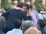 Shah Rukh Khan and Akshay Kumar greeted each other with a hug at Narendra Modi's swearing-in ceremony. Shah Rukh Khan and Akshay Kumar greeted each other with a hug at Narendra Modi's swearing-in ceremony.
