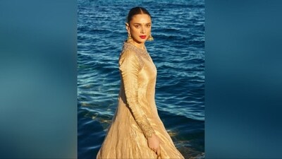 In terms of accessories, she kept it minimal to let her outfit take center stage. She styled her look with just a pair of oversized golden statement jhumka earrings that added an extra touch of elegance and tradition to her stunning appearance. (Instagram/@aditiraohydari) In terms of accessories, she kept it minimal to let her outfit take center stage. She styled her look with just a pair of oversized golden statement jhumka earrings that added an extra touch of elegance and tradition to her stunning appearance. (Instagram/@aditiraohydari)