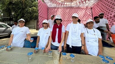 From left to right, survivors Sumitra, Preeti, Reshma, Shaheen, and Reema distributing water to the passersby amid scorching heat in Delhi. (HT Photo/Arfa Javaid) From left to right, survivors Sumitra, Preeti, Reshma, Shaheen, and Reema distributing water to the passersby amid scorching heat in Delhi. (HT Photo/Arfa Javaid)
