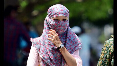 After a brief respite from rainy and cloudy weather over the past week, the maximum temperature has started to rise again, going up from 39.8°C on Saturday to 42.1°C in Chandigarh on Sunday, 3.3 degrees above normal. (HT Photo) After a brief respite from rainy and cloudy weather over the past week, the maximum temperature has started to rise again, going up from 39.8°C on Saturday to 42.1°C in Chandigarh on Sunday, 3.3 degrees above normal. (HT Photo)