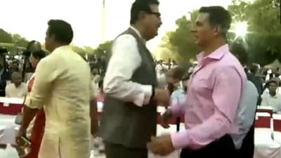 Akshay Kumar was also spotted shaking hands with politicians and other dignitaries he knew at the ceremony. (ANI) Akshay Kumar was also spotted shaking hands with politicians and other dignitaries he knew at the ceremony. (ANI)
