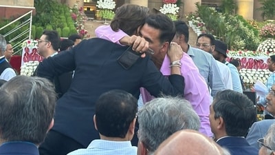 Shah Rukh Khan and Akshay Kumar greeted each other with a hug at Narendra Modi's swearing-in ceremony. (ANI) Shah Rukh Khan and Akshay Kumar greeted each other with a hug at Narendra Modi's swearing-in ceremony. (ANI)