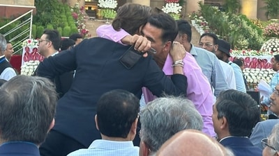 Akshay Kumar and Shah Rukh Khan shared a memorable moment when they greeted each other with a tight hug. (ANI) Akshay Kumar and Shah Rukh Khan shared a memorable moment when they greeted each other with a tight hug. (ANI)