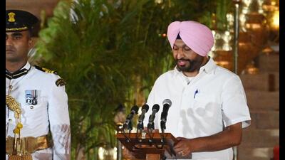 BJP leader Ravneet Singh Bittu takes oath as a minister of state during the swearing-in ceremony of the NDA government at the Rashtrapati Bhavan in New Delhi on Sunday. (Ajay Aggarwal/ HT) BJP leader Ravneet Singh Bittu takes oath as a minister of state during the swearing-in ceremony of the NDA government at the Rashtrapati Bhavan in New Delhi on Sunday. (Ajay Aggarwal/ HT)