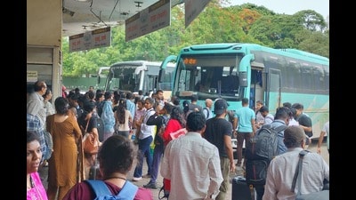 Due to the mega block taken by the railway between Pune and Lonavala, the Pune to Mumbai railway route was disturbed as several major trains were cancelled along with local trains. (HT PHOTO)