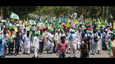 Farmers taking out a protest march in support of CISF constable Kulwinder Kaur in Phase 8, Mohali, on Sunday. They submitted a memorandum of demands to the Mohali SSP. (Keshav Singh/HT) Farmers taking out a protest march in support of CISF constable Kulwinder Kaur in Phase 8, Mohali, on Sunday. They submitted a memorandum of demands to the Mohali SSP. (Keshav Singh/HT)