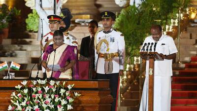 JD(S) leader HD Kumaraswamy takes oath at Rashtrapati Bhavan on Sunday. (Hindustan Times) JD(S) leader HD Kumaraswamy takes oath at Rashtrapati Bhavan on Sunday. (Hindustan Times)