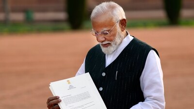 Indian Prime Minister Narendra Modi displays a letter from the President of India, Draupadi Murmu, inviting him to form the next central government, outside the Rashtrapati Bhavan in New Delhi on June 7, 2024. (AP) Indian Prime Minister Narendra Modi displays a letter from the President of India, Draupadi Murmu, inviting him to form the next central government, outside the Rashtrapati Bhavan in New Delhi on June 7, 2024. (AP)