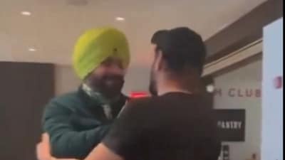 Navjot Sidhu and Shahid Afridi's chat goes viral ahead of IND vs PAK clash (X Image) Navjot Sidhu and Shahid Afridi's chat goes viral ahead of IND vs PAK clash (X Image)
