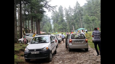 On Saturday, tourists had to wait for hours in queued vehicles to enter McLeodganj in Dharamshala due to a significant increase in the number of visitors over the past few days. (HT Photo) On Saturday, tourists had to wait for hours in queued vehicles to enter McLeodganj in Dharamshala due to a significant increase in the number of visitors over the past few days. (HT Photo)