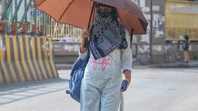 Safdarjung, representative of Delhi’s weather, recorded a maximum temperature of 42.5 degrees Celsius (°C) on Sunday. The maximum was 41.4°C a day earlier, with moist easterly winds still at play in the Capital till Saturday. (HT PHOTO) Safdarjung, representative of Delhi’s weather, recorded a maximum temperature of 42.5 degrees Celsius (°C) on Sunday. The maximum was 41.4°C a day earlier, with moist easterly winds still at play in the Capital till Saturday. (HT PHOTO)